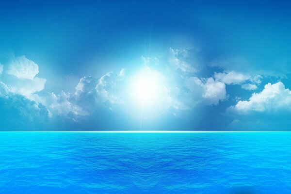 Le soleil qui brille à travers les nuages et la mer bleue calme