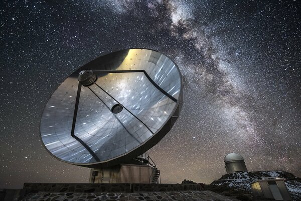 Antenne pour se rapprocher derrière le ciel étoilé