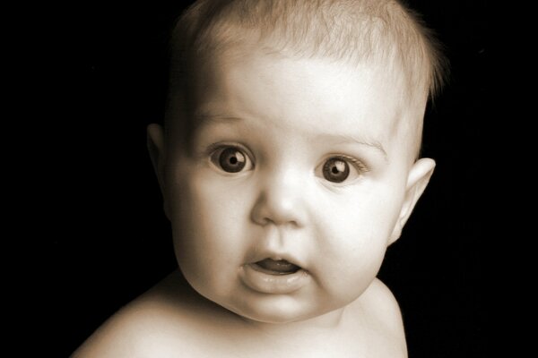 Portrait de bébé regard surpris