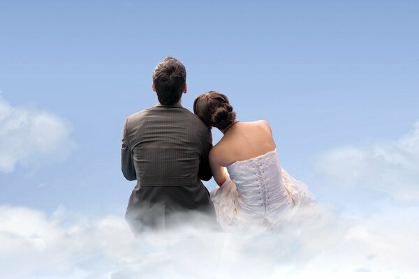 Couple amoureux profiter de la romance du ciel bleu
