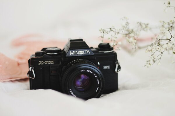 Appareil photo de Minolta sur un voile blanc