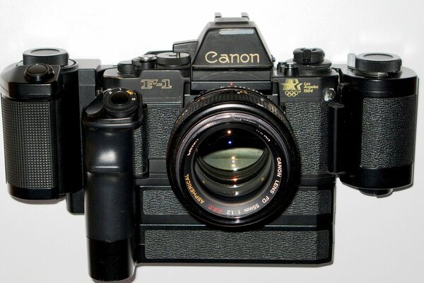 Appareil photo Canon sur fond blanc