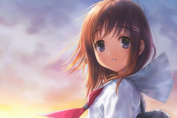 Fille dans les pensées, beau ciel, coucher de soleil
