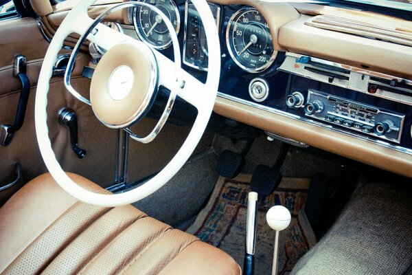 Photo de l intérieur en cuir d une voiture Mercedes