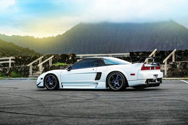 Une honda tuning dérive dans un parking