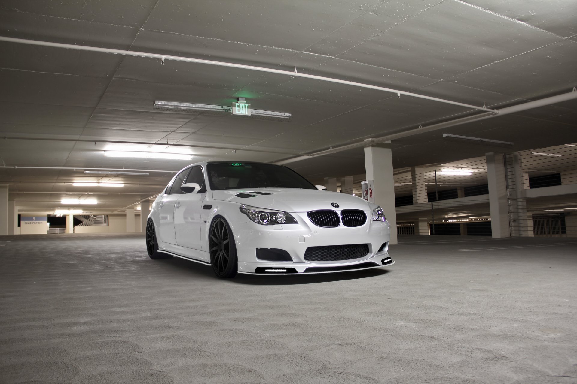 bmw m5 e60 blanc bmw vue de face parking