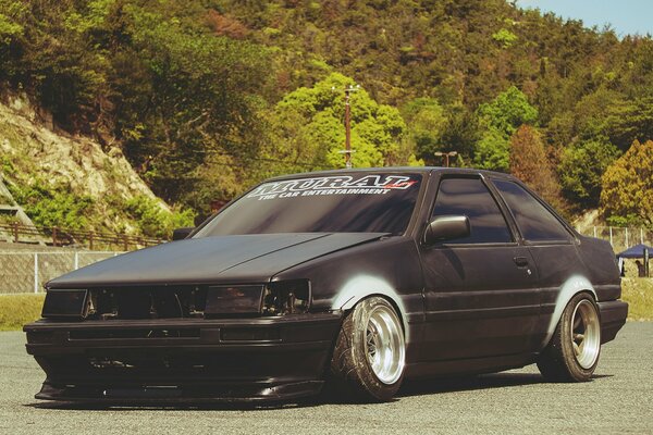 Toyota Corolla noire au stade