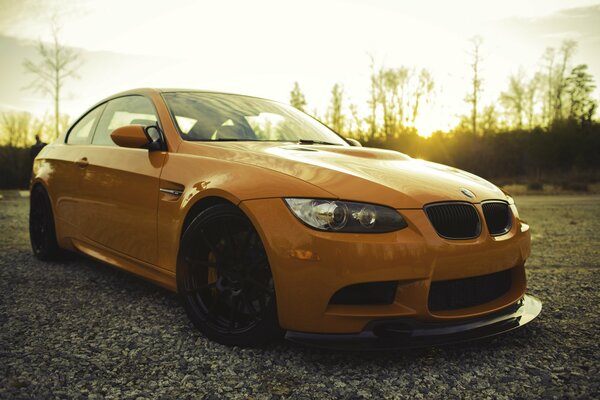 BMW orange au coucher du soleil