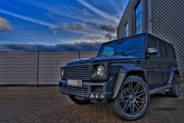 Mercedes chic sur fond bleu