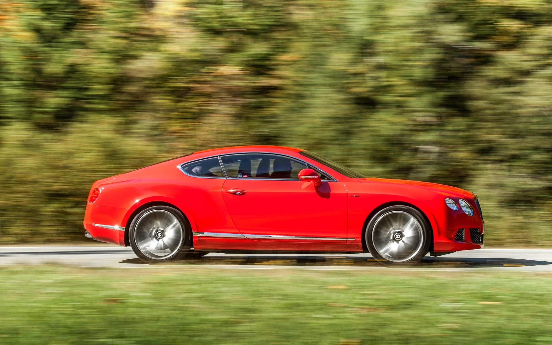 bentley continental gt auto rouge vue latérale en mouvement coupé forêt
