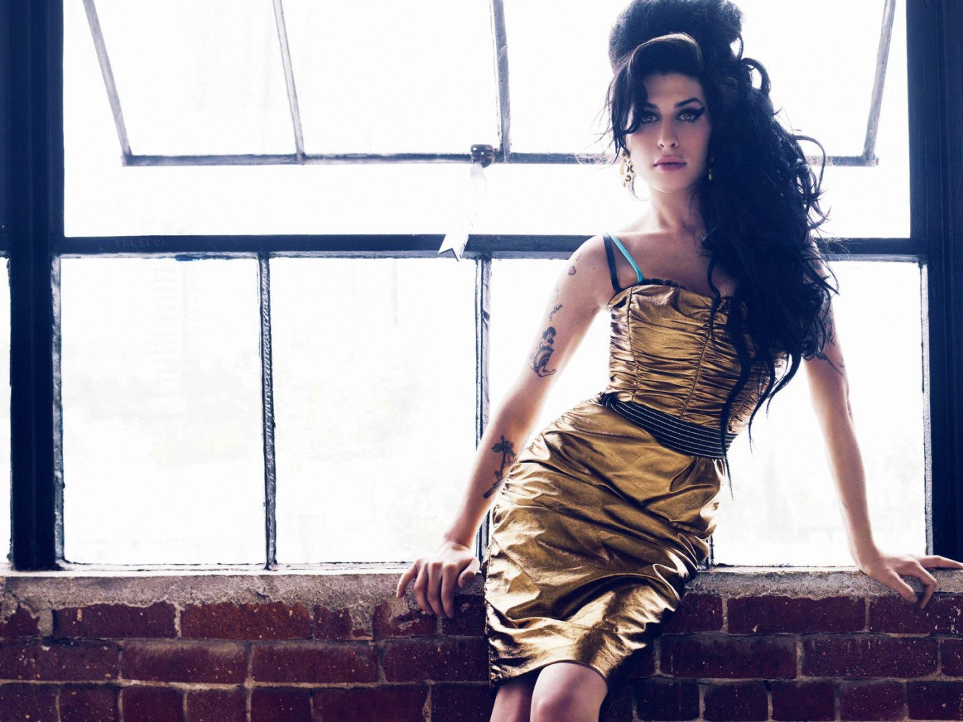 amy winehouse robe dorée fille fenêtre brunettes mannequin figure posant robe d été tatouage seins cheveux boucles babe sexy mannequin femmes yeux visage