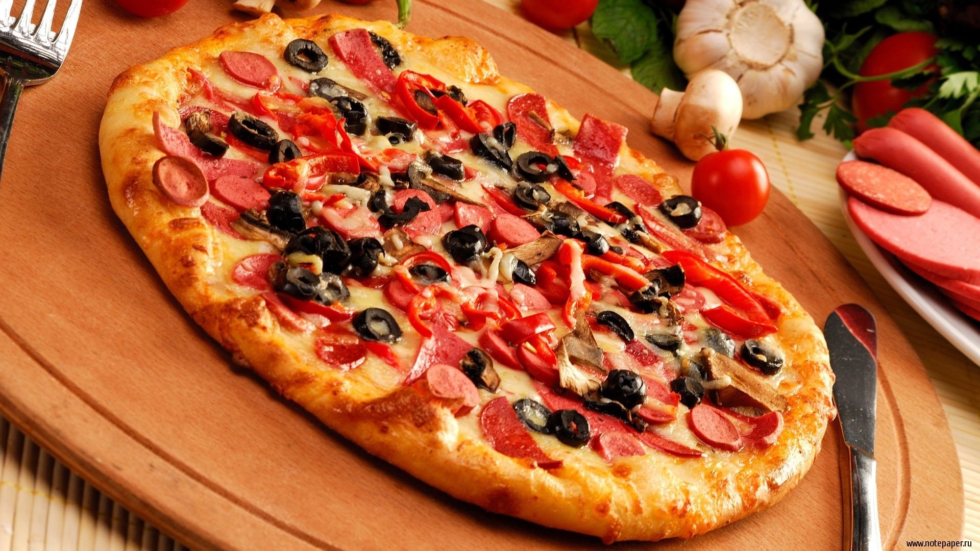 nourriture pâte photo pizza saucisse ail coin olives table planche couteau assaisonnement pizza tomates olives