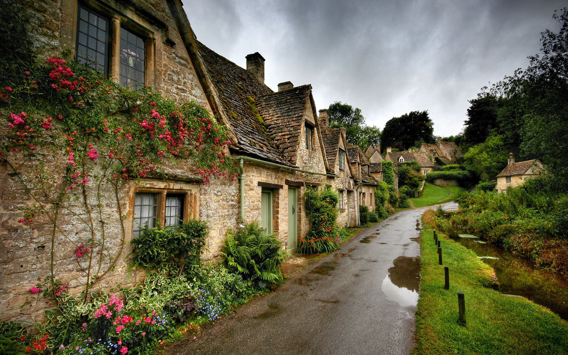 village fleurs route maisons rue toits verdure village villes