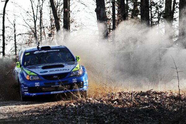 Sport subaru dérive dans la forêt