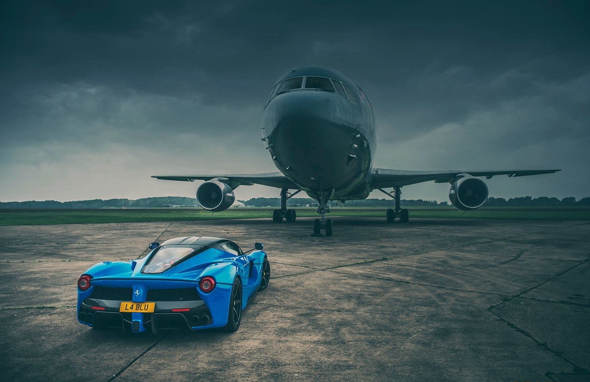 ferrari laferrari bleu supercar avion arrière piste