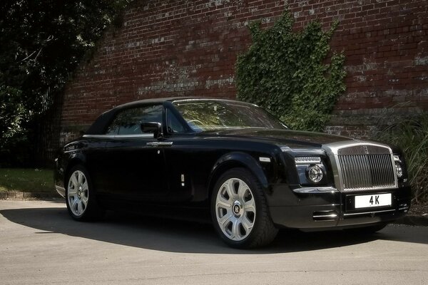 Rolls-royce noir sur fond de vieux mur Bordeaux