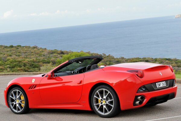 Ferrari rouge Californie sur la côte