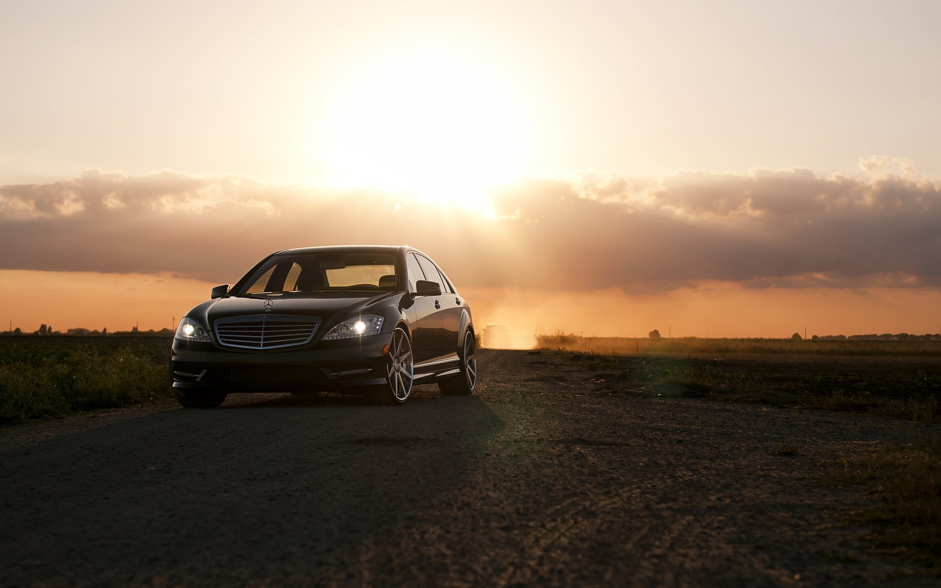 merce cook ket voitures voitures voitures transport voitures coucher de soleil voiture noire phares nuages rayons soleil lumière vive mercedes brouette jantes équitation route véhicules