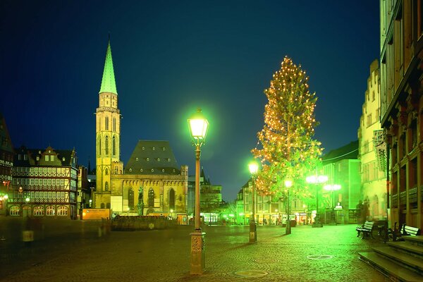 La lanterne illumine la lumière verdâtre des maisons et des arbres de la ville