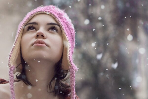 Le regard surpris d un mannequin dans un chapeau de flocon de neige