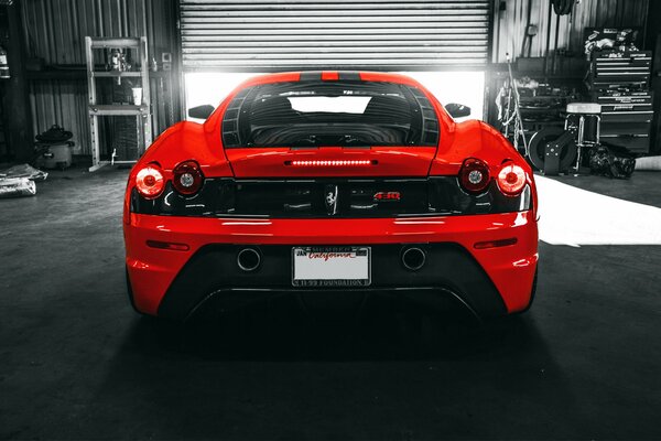 Voiture de sport rouge italienne ferrari f430 dans le garage