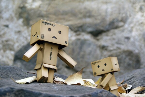 Mignons petits hommes en carton jouant avec enthousiasme