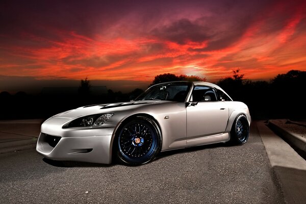 Voiture grise S2000 honda sur route