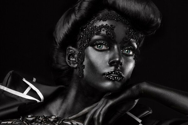Fille dans les vêtements de couleur foncée maquillage noir