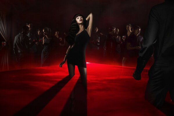 Fille à la fête Olga Kurylenko en rouge