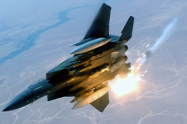 Un avion militaire qui a pris feu en vol