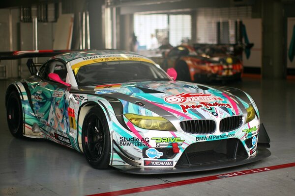 Une BMW multicolore se tient à la station-service