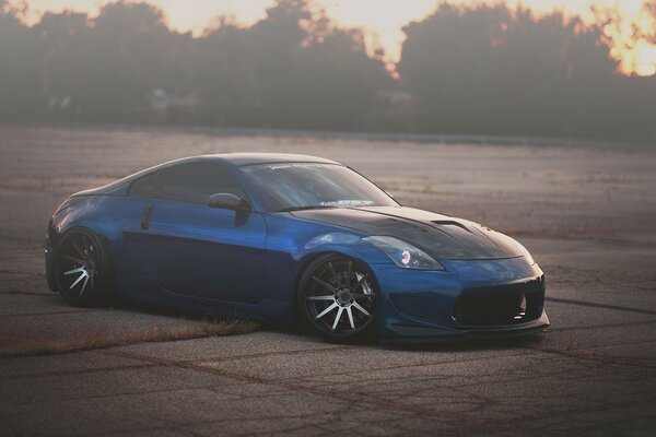 Double Nissan. Bleu. Course
