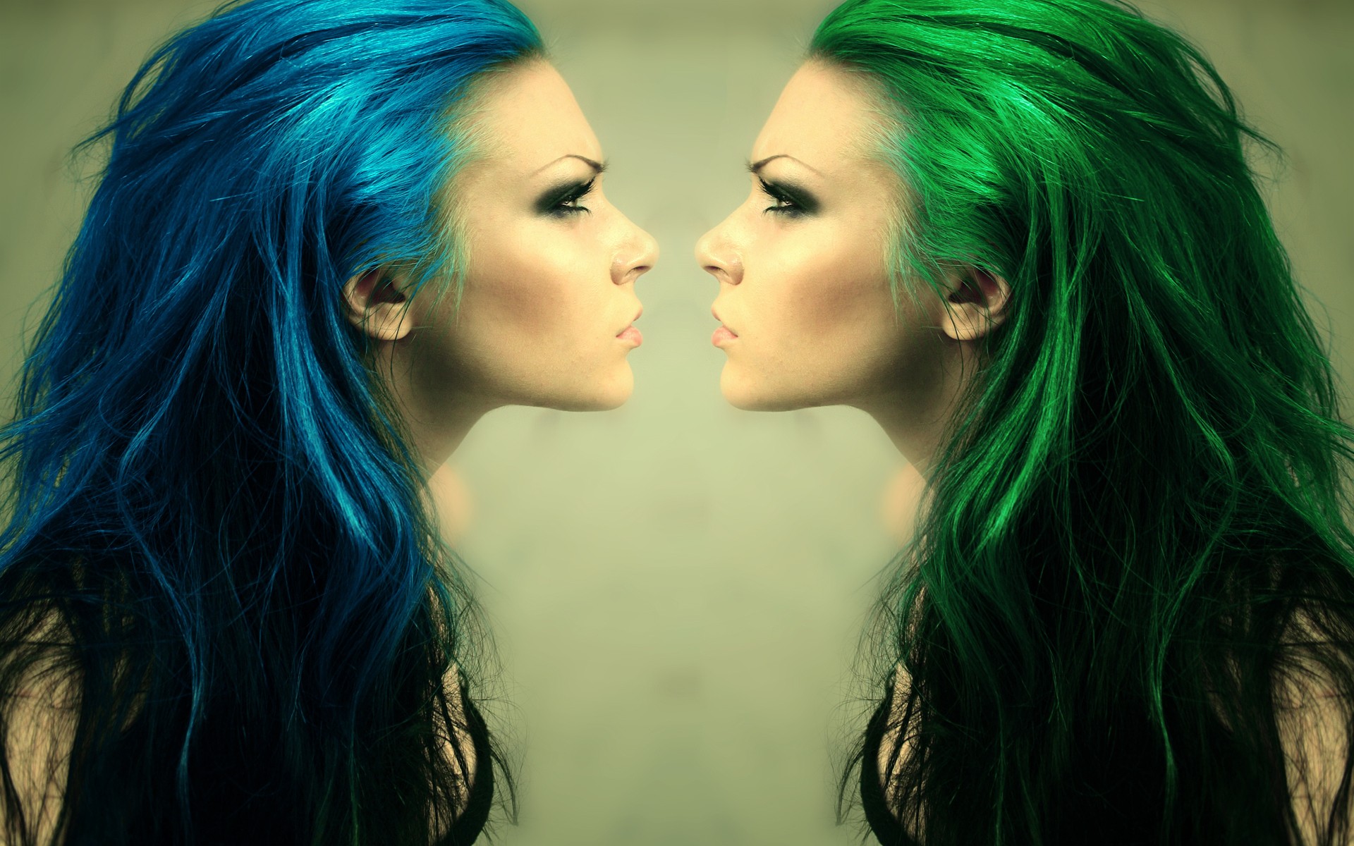 visage à face fille profil cheveux bleu vert