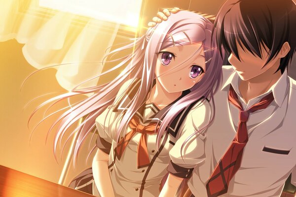 Mec avec une fille près de la fenêtre au soleil