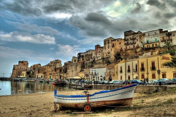 Bateau sur les rives du pittoresque port sicilien