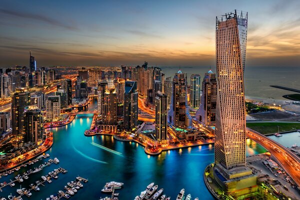 Bâtiments de nuit dans la ville de Dubaï