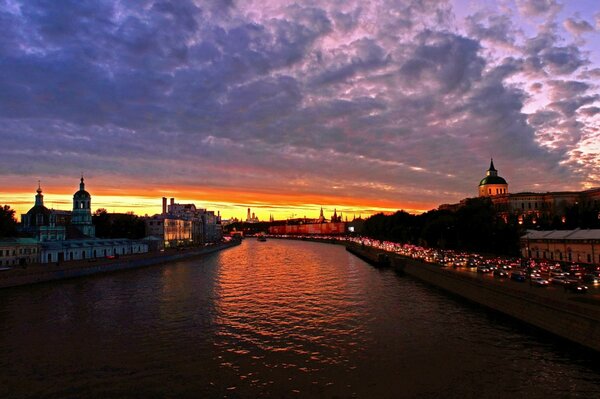 Couchers et levers de soleil de la ville russe de Moscou