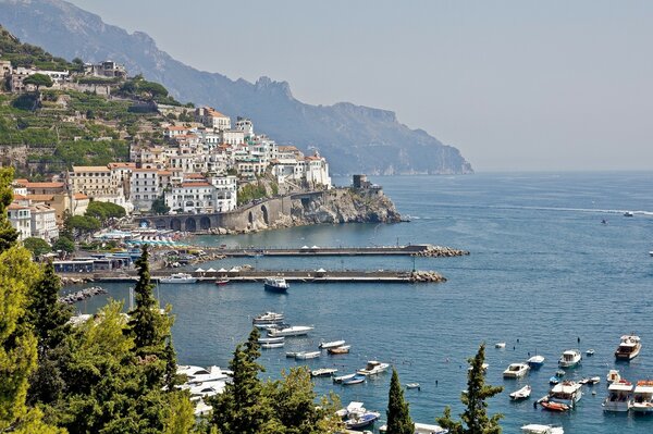 Bateaux sur la mer près de la côte