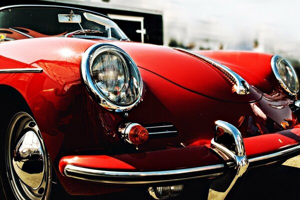 Rouge rétro cabriolet avec phares ronds