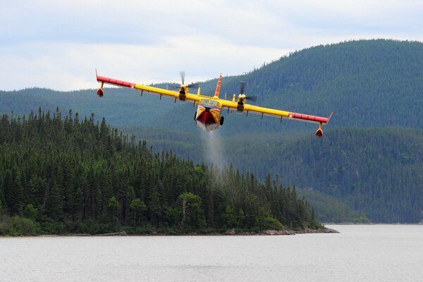 Décollage d un avion dans une région montagneuse avec de l eau