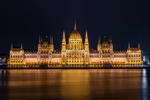 Vue de nuit du château à Budapest