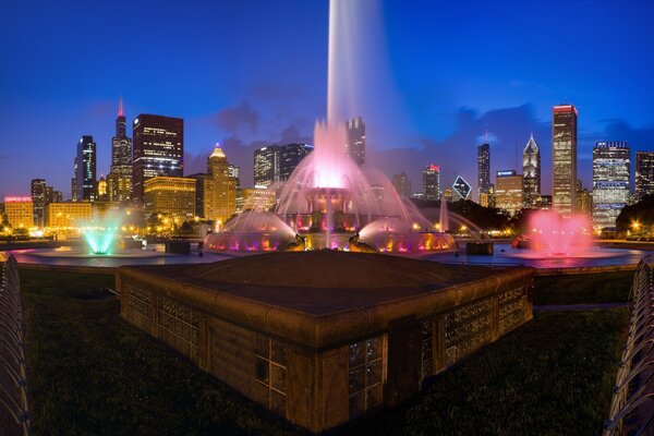 Fontaine de nuit sur fond de gratte-ciel à Chicago