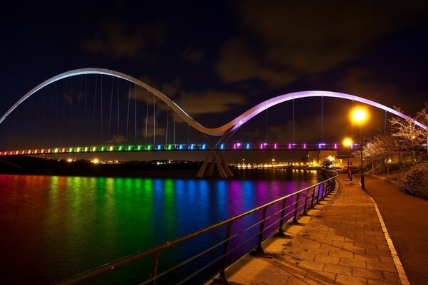 Lumières arc-en-ciel sur le pont de la rivière