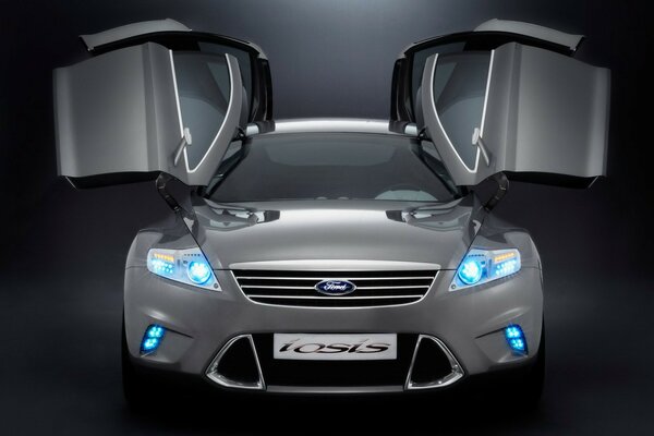 Voiture Ford avec portes ouvertes