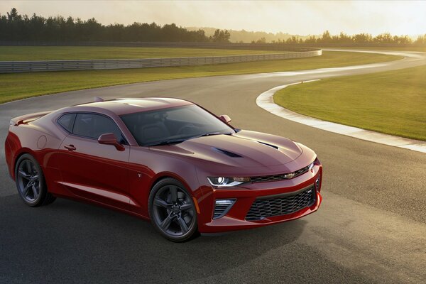 Chevrolet Camaro rouge en course