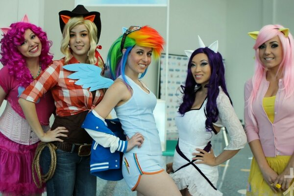 Filles en costumes de mascarade