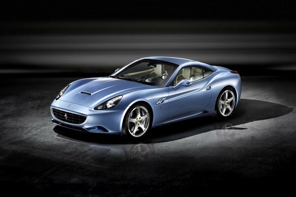 Ferrari bleu Californie sur un fond très sombre