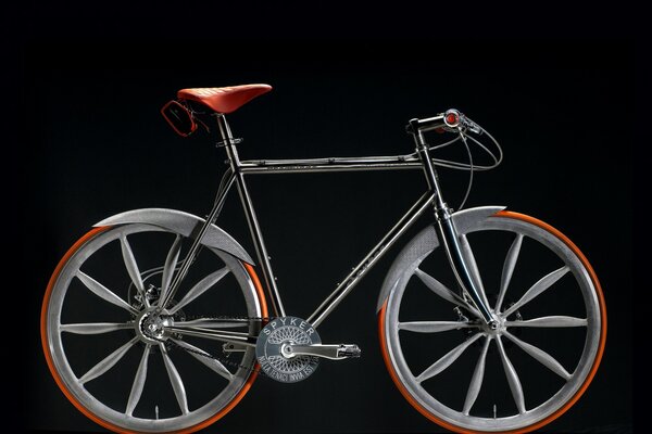 Vélo argenté se dresse sur fond noir