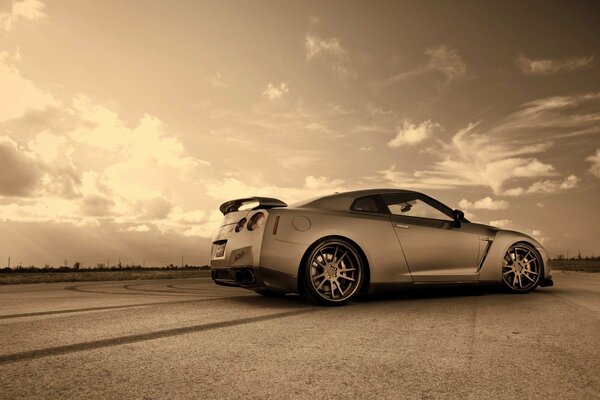 Nissan gris sur fond de ciel clair