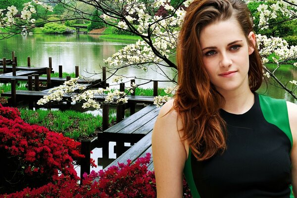 Star hollywoodienne sur fond de rivière